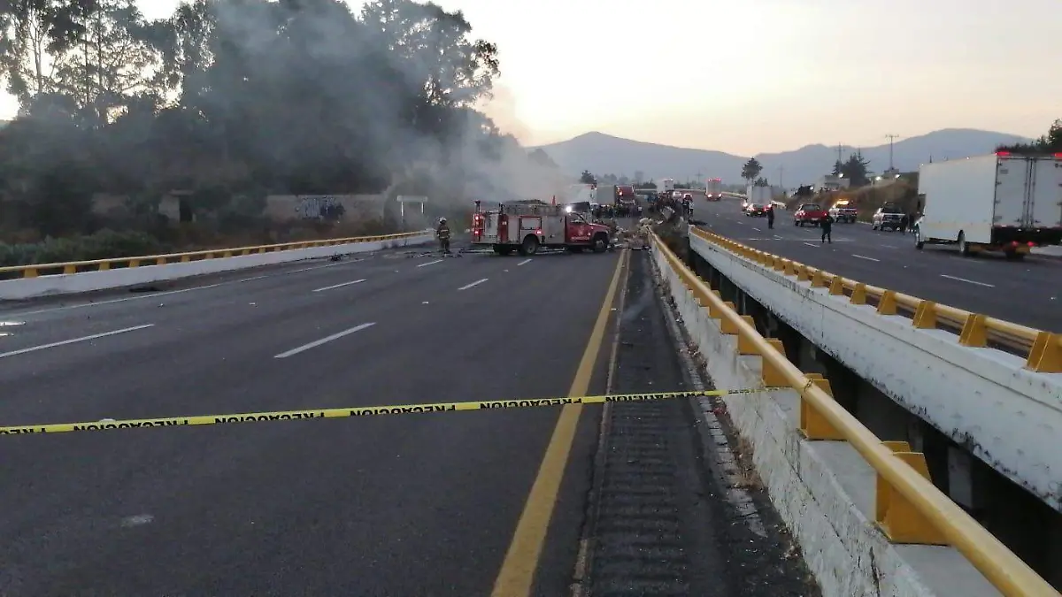 Tráiler se incendia tras impactarse con camioneta de peregrinos en la México Puebla